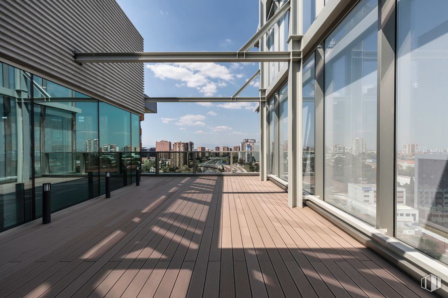 Office for rent at Torre Spínola, Cardenal Marcelo Spinola, 42, Chamartín, Madrid, 28016 with building, window, cloud, sky, daytime, property, shade, wood, interior design and house around