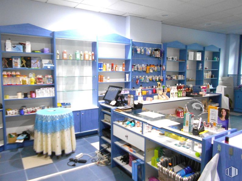 Retail for rent at Zona Sur, Ávila, 05003 with person, shelf, shelving, retail, convenience store, medical, cleanliness, pharmacy and science around