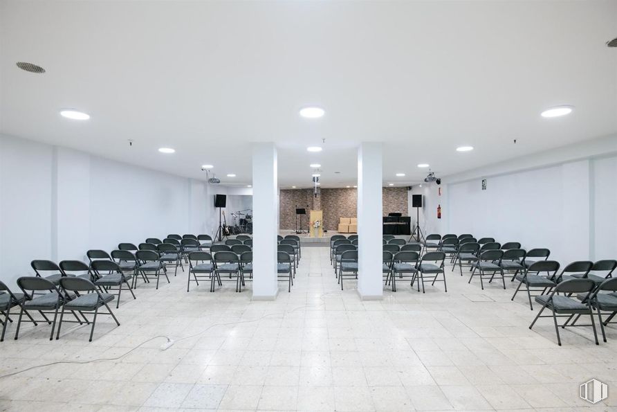 Local en venta en Calle Río Ulla, Ciudad Lineal, Madrid, 28017 con silla, hall, interiorismo, suelo, suelos, planta, evento, edificio, ciudad y techo alrededor