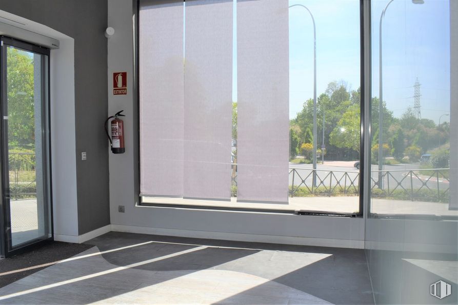 Local en alquiler en Glorieta Europa, San Fernando de Henares, Madrid, 28830 con puerta, accesorio, edificio, sombra, ventana, interiorismo, planta, madera, exterior del automóvil y suelo alrededor