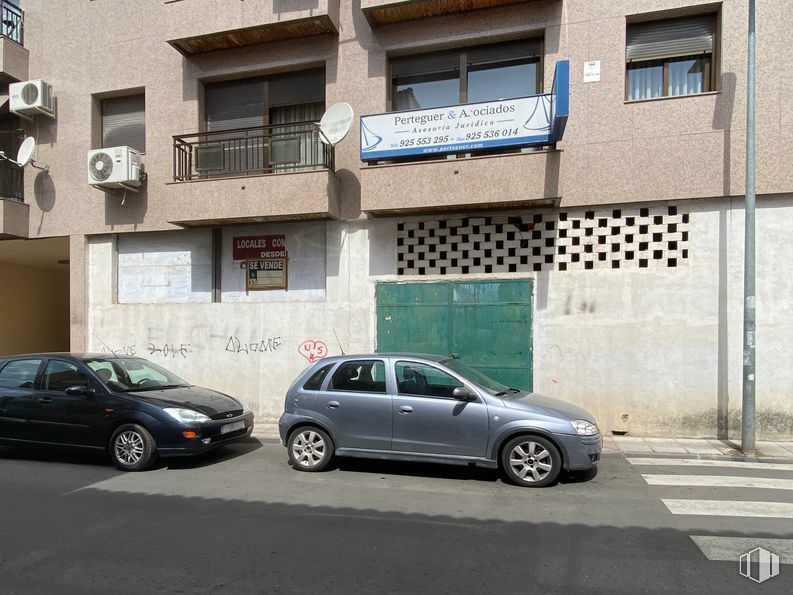 Retail for sale & for rent at Calle Illescas, 13, Yuncos, Toledo, 45210 with car, tire, window, automotive parking light, wheel, land vehicle, vehicle, building, automotive tire and motor vehicle around