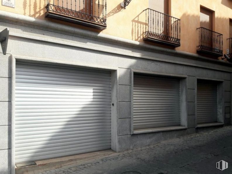 Retail for rent at Zona San Juan de los Reyes, Toledo, 45002 with window blind, window, building, fixture, asphalt, wood, road surface, garage door, brick and shade around