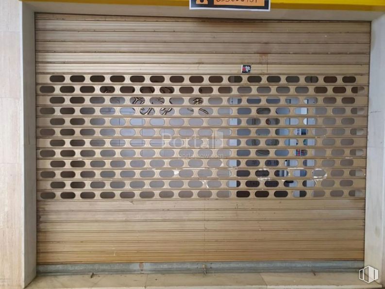 Retail for sale at Avenida Luxemburgo, Nuevo Baztán, Madrid, 28514 with window blind, rectangle, fixture, wood, door, wood stain, flooring, floor, wall and building around