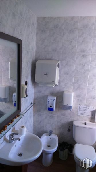 Retail for sale at Paseo Ermita, 55 - 57, Pedrezuela, Madrid, 28723 with sink, toilet, hand dryer, mirror, plumbing fixture, bathroom sink, property, tap, toilet seat and purple around