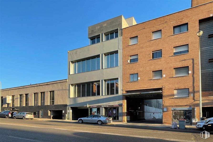 Oficina en alquiler en Calle Emilio Muñoz, 3, San Blas - Canillejas, Madrid, 28037 con edificio, cielo, coche, propiedad, rueda, ventana, vehículo, neumático, arquitectura y diseño urbano alrededor