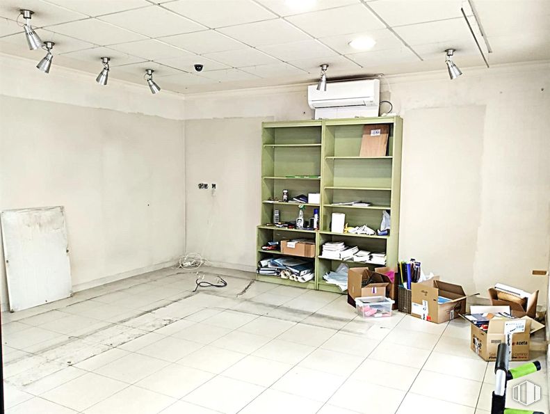 Retail for rent at Avenida Plaza Toros, 61, Aranjuez, Madrid, 28300 with bookcase, shipping box, flooring, floor, ceiling, interior design, lighting, furniture, shelving and shelf around