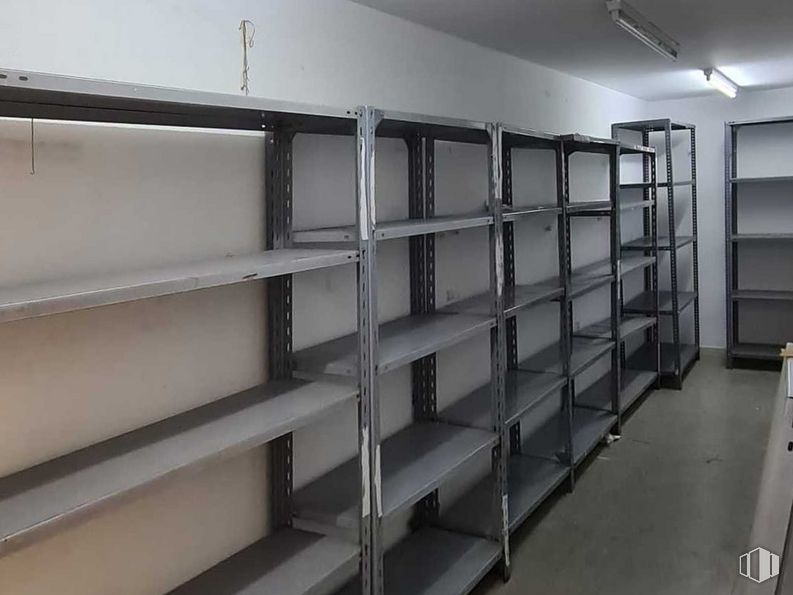 Local en alquiler y venta en Zona Centro, Alcorcón, Madrid, 28925 con estantería, estantería, edificio, metal, accesorio, máquina, aluminio, habitación, techo y transparencia alrededor