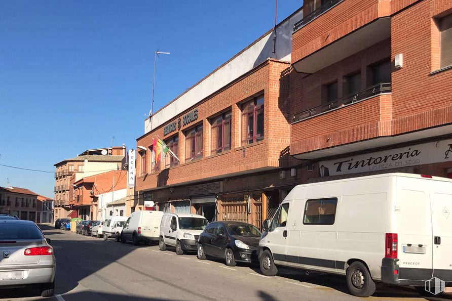 Retail for sale at Calle Cruces, 32, Fuensalida, Toledo, 45510 with van, car, building, wheel, automotive parking light, land vehicle, tire, vehicle, property and window around