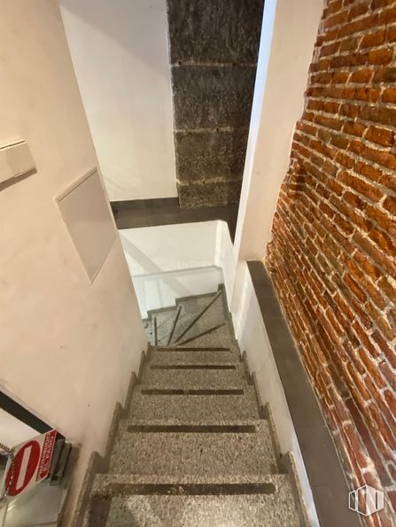 Local en alquiler en Zona centro, Centro, Madrid, 28015 con escaleras, suelos, suelo, marrón, material compuesto, gris, material de construcción, pasamanos, tinte para madera y plata alrededor