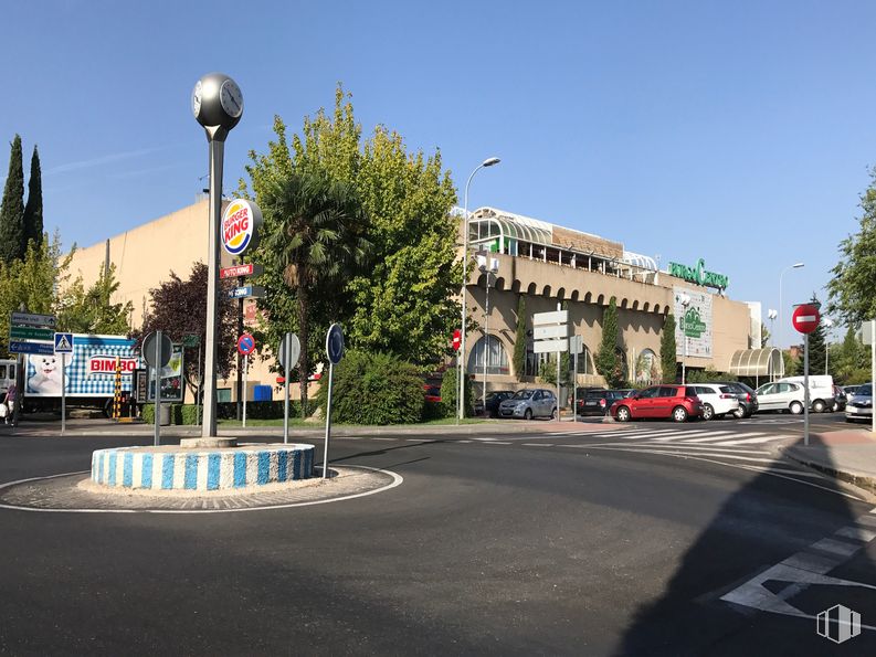 Oficina en alquiler en C.C. BurgoCentro I, Calle Comunidad de Madrid, 41, Las Rozas de Madrid, Madrid, 28230 con edificio, luz de la calle, coche, cielo, día, planta, árbol, infraestructura, vehículo y asfalto alrededor