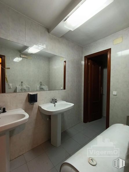 Local en alquiler en Zona Centro, Torrejón de Ardoz, Madrid, 28850 con espejo, grifo, fregadero, propiedad, edificio, accesorios de fontanería, lavabo, cuarto de baño, fluido y alumbrado alrededor