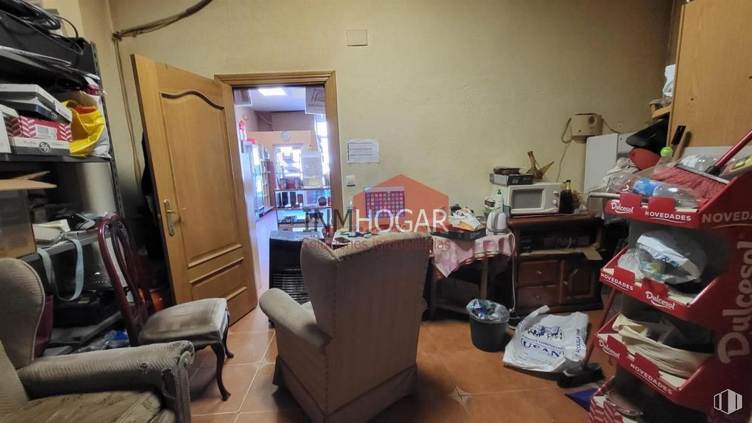 Retail for sale at Zona Universidad, Ávila, 05001 with chair, floor, flooring, wood, living room, hardwood, television, building, table and event around