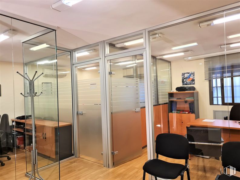 Oficina en alquiler en Avenida Constitución, 22, Móstoles, Madrid, 28931 con silla, edificio, accesorio, pavimentos, puerta, techo, aluminio, metal, evento y vidrio alrededor