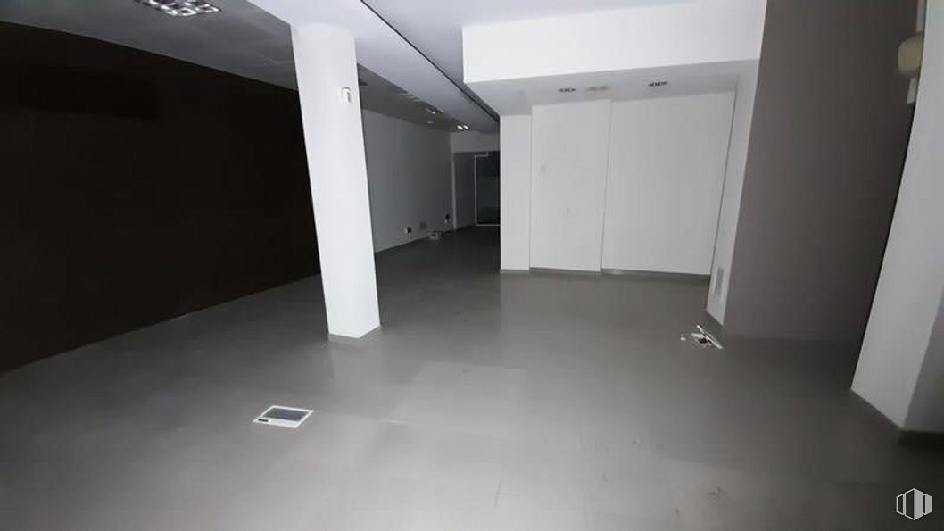 Retail for sale at Calle Infanta Mercedes, Tetuán, Madrid, 28020 with wardrobe, fixture, floor, flooring, hall, ceiling, composite material, glass, event and wood around