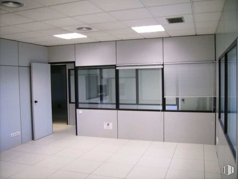 Oficina en alquiler en Calle Verano, 41, Torrejón de Ardoz, Madrid, 28850 con lámpara, accesorio, edificio, interiorismo, hall, puerta, suelo, suelos, vidrio y techo alrededor