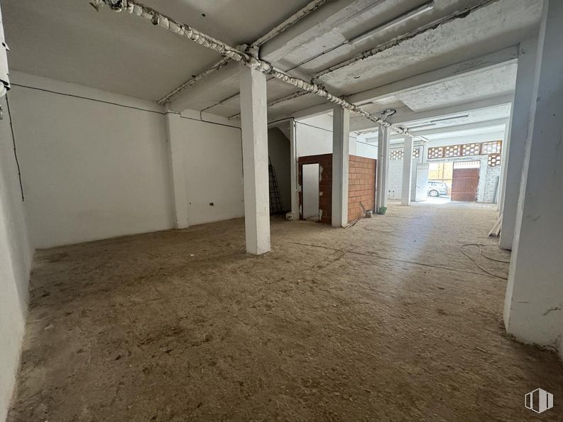 Retail for sale at Calle Santiago López, Cuenca, 16004 with hall, wood, flooring, floor, ceiling, concrete, plaster, building, room and event around