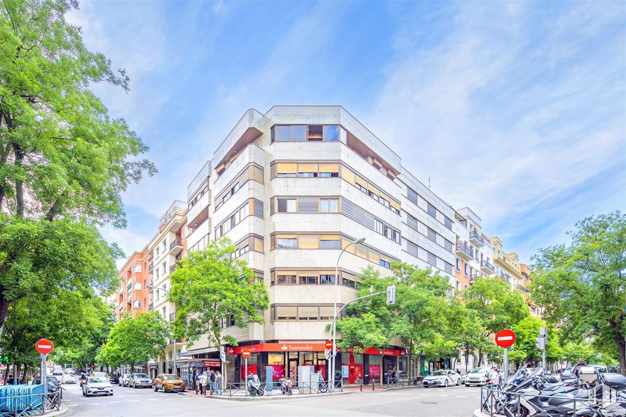 Oficina en alquiler y venta en Calle Ferraz, 50, Moncloa - Aravaca, Madrid, 28008 con edificio, cielo, nube, propiedad, infraestructura, rueda, bloque de pisos, árbol, coche y condominio alrededor