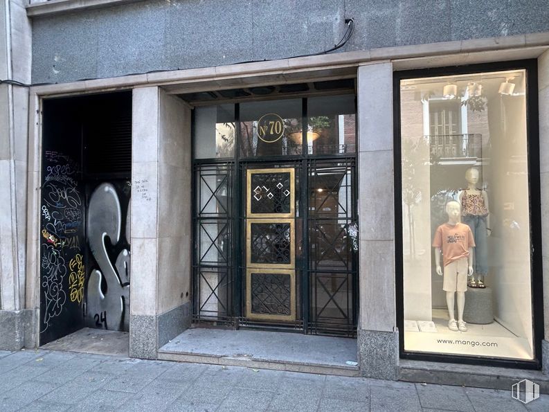 Oficina en alquiler en Calle Fuencarral, 70, Centro, Madrid, 28004 con persona, puerta, accesorio, edificio, ventana, fachada, fuente, puerta de casa, casa y ciudad alrededor