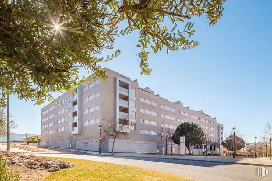 Retail for rent at Avenida Bulevar Alto Tajo, Guadalajara, 19005 with building, sky, plant, daytime, property, window, tree, lighting, urban design and architecture around