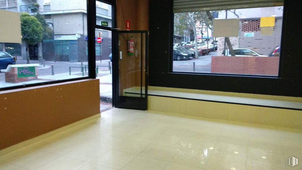 Local en alquiler y venta en Calle Canaleja, 1, Alcorcón, Madrid, 28921 con puerta, edificio, ventana, planta, accesorio, madera, interiorismo, suelo, sombra y coche alrededor