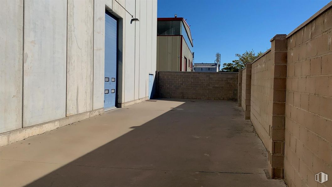 Nave en venta en Zona industrial, Getafe, Madrid, 28906 con propiedad, cielo, superficie de la carretera, asfalto, madera, edificio, sombra, material compuesto, albañilería y fachada alrededor