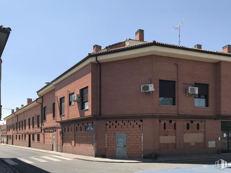 Local en venta en Avenida Venerable Madre María Antonia de la Misericordia, 17, Ciempozuelos, Madrid, 28350 con edificio, ventana, cielo, propiedad, luz de la calle, accesorio, arquitectura, barrio, ladrillo y diseño urbano alrededor