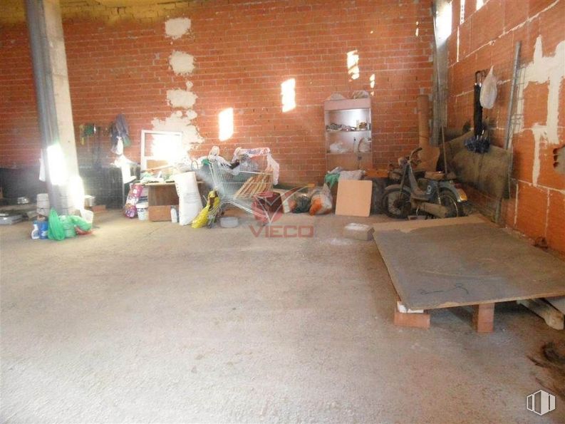 Retail for sale at Calle Coronilla del Buen Suceso, Cuenca, 16004 with table, wood, hall, interior design, flooring, floor, building, gas, building material and hardwood around