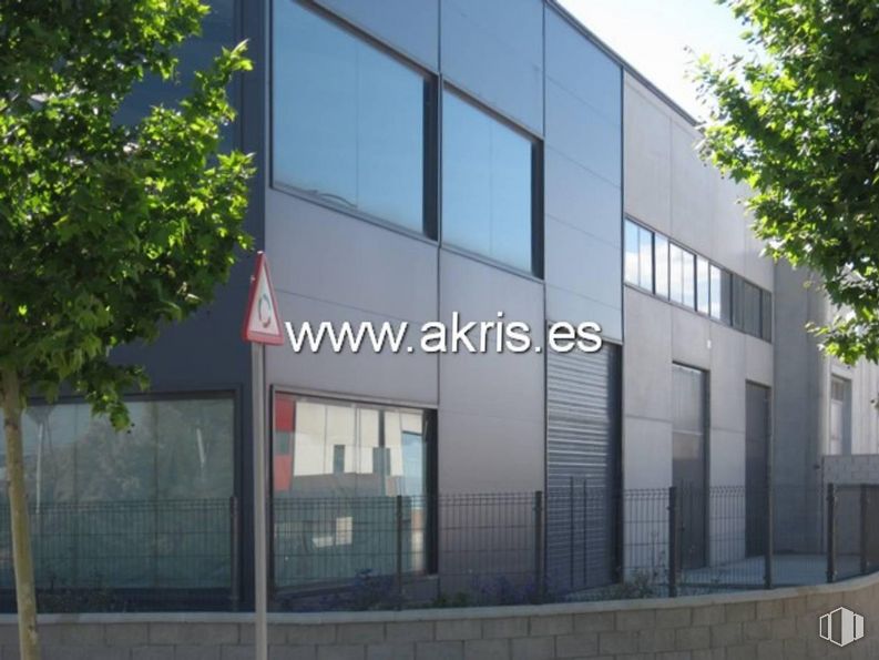 Industrial for sale at Calle Toneleros, Torrijos, Toledo, 45500 with window, building, fixture, tree, shade, composite material, facade, tints and shades, commercial building and city around