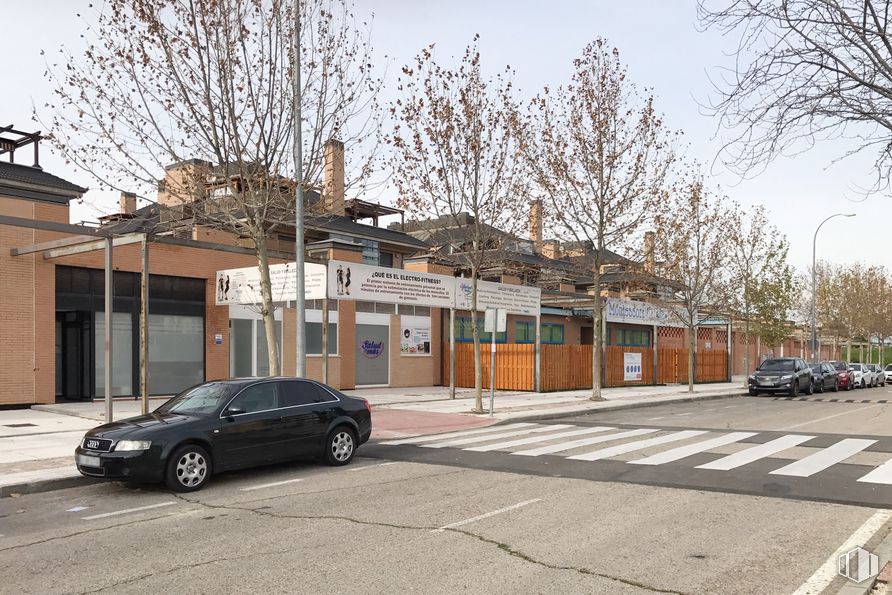 Oficina en venta en Calle Isabel de Farnesio, 2, Boadilla del Monte, Madrid, 28660 con coche, luz de estacionamiento, rueda, vehículo terrestre, neumático, edificio, vehículo, cielo, planta y ventana alrededor