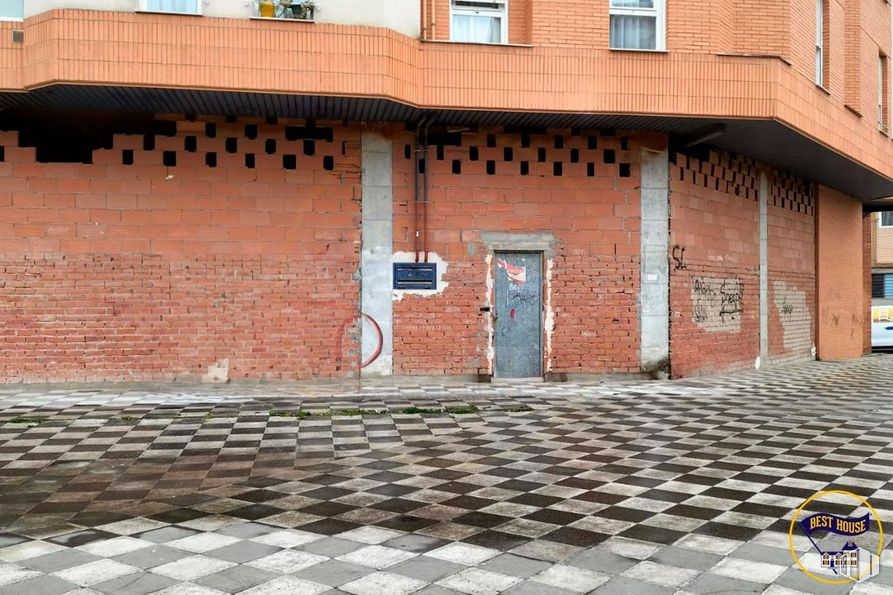 Retail for sale at Zona Siglo XXI, Cuenca, 16003 with door, property, window, building, road surface, brick, brickwork, wood, line and wall around