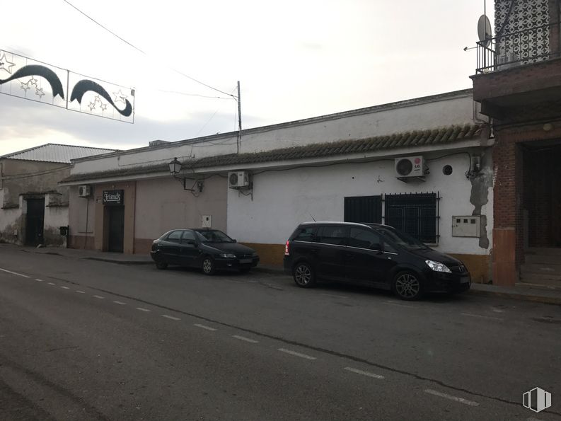 Retail for rent at Calle Arrabal, 4, Fuentidueña de Tajo, Madrid, 28597 with car, window, house, automotive parking light, wheel, cloud, tire, sky, vehicle and building around