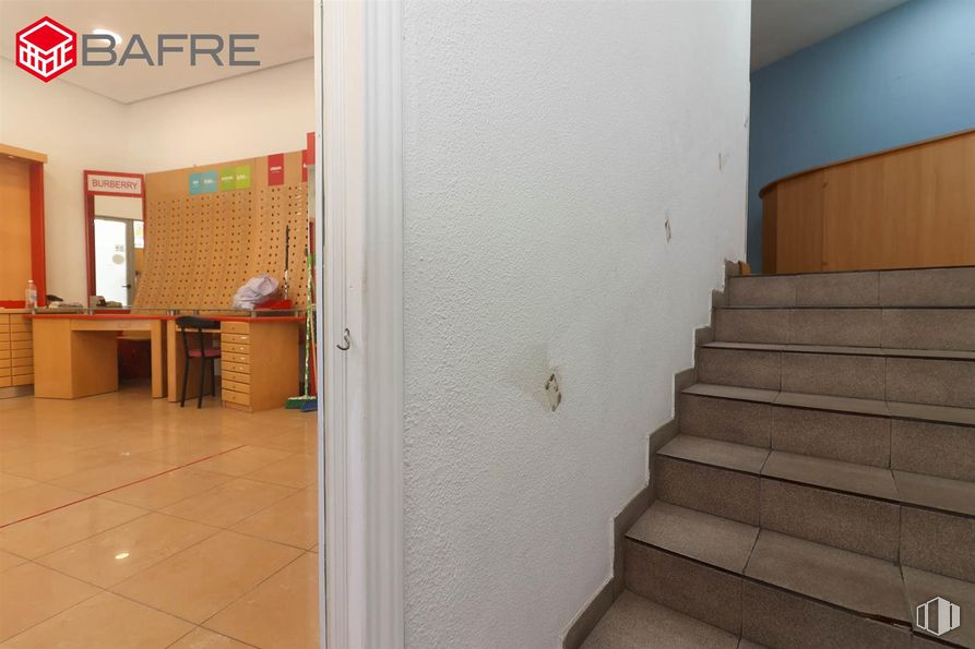 Local en venta en Casco antiguo, San Sebastián de los Reyes, Madrid, 28700 con escaleras, accesorio, madera, suelos, suelo, edificio, pintura, material compuesto, madera dura y techo alrededor