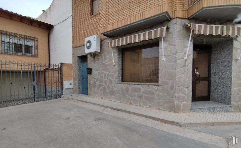 Retail for rent at Calle Don Quijote, Villacañas, Toledo, 45860 with window, door, building, wall, brickwork, concrete, brick and building material around