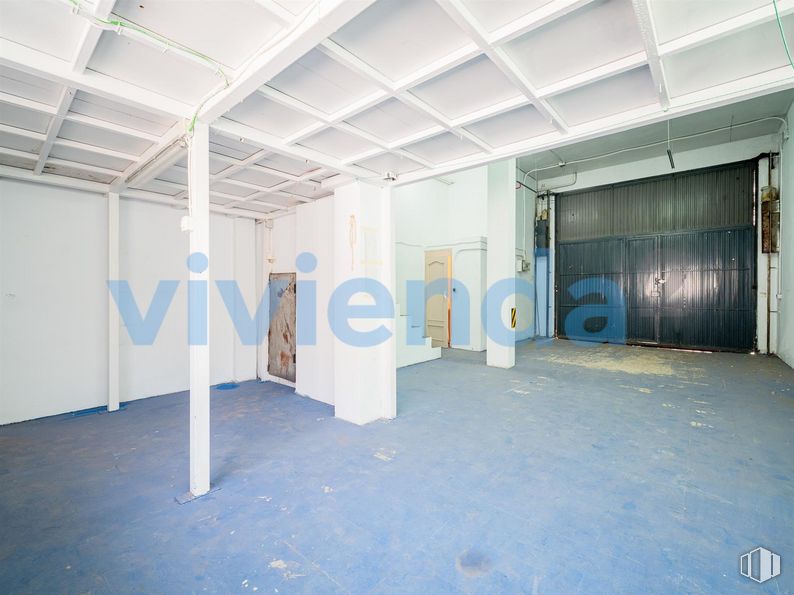 Local en venta en Calle San Fidel, Ciudad Lineal, Madrid, 28017 con azul, accesorio, suelos, suelo, hall, techo, gas, espacio, azul eléctrico y hormigón alrededor