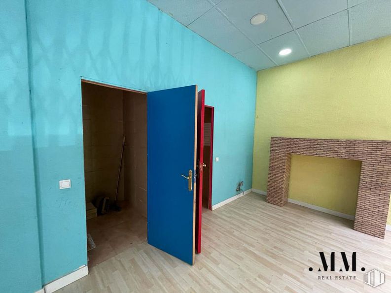 Local en venta en Calle Jacinto Verdaguer, 34, Carabanchel, Madrid, 28019 con armario, accesorio, puerta, madera, piso, suelo, edificio, pared, rectángulo y material compuesto alrededor