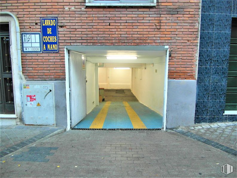 Nave en venta en Calle Sambara, Ciudad Lineal, Madrid, 28027 con puerta, ventana, azul, accesorio, superficie de carretera, asfalto, ladrillo, material de construcción, albañilería y edificio alrededor