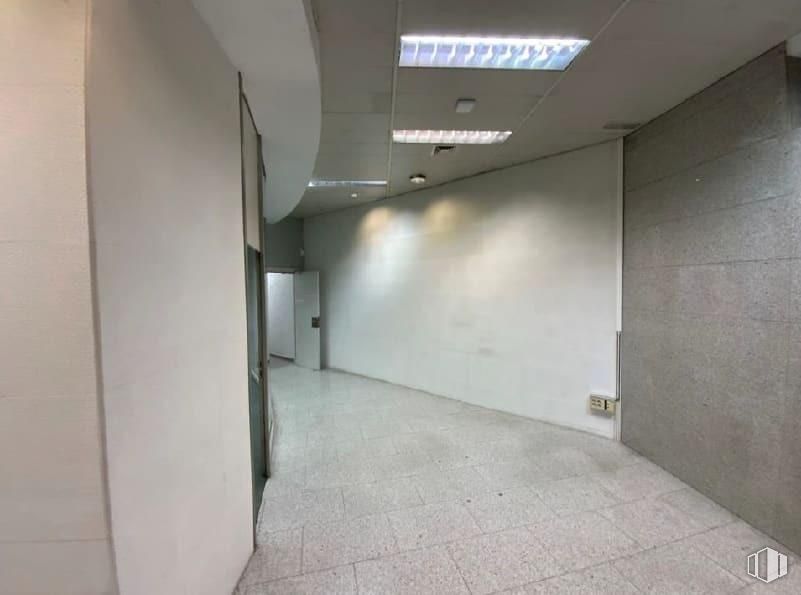 Local en alquiler y venta en Calle Oca, Carabanchel, Madrid, 28025 con suelos, accesorio, techo, hall, edificio, material compuesto, hormigón, vidrio, aluminio y lámpara alrededor