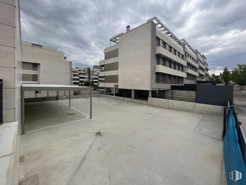 Local en alquiler y venta en Zona Tempranales, San Sebastián de los Reyes, Madrid, 28700 con edificio, ventana, nube, cielo, diseño urbano, asfalto, zona residencial, material compuesto, fachada y árbol alrededor