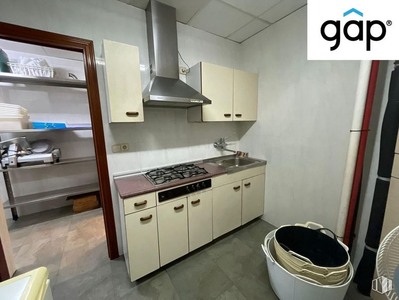 Retail for sale & for rent at Zona Hermanos Becerril, Cuenca, 16004 with cabinetry, countertop, gas stove, kitchen appliance, kitchen stove, kitchen, home appliance, building, interior design and exhaust hood around