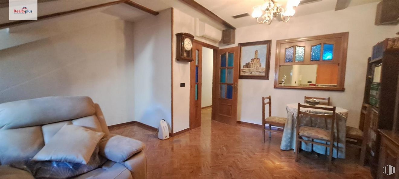 Retail for sale at Casco histórico, Segovia, 40003 with couch, chair, furniture, property, picture frame, wood, interior design, building, door and flooring around