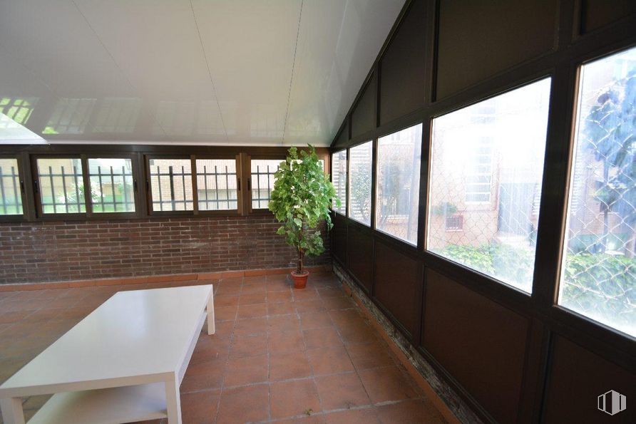 Local en alquiler en Calle Comunidad Castilla - Mancha, Las Rozas de Madrid, Madrid, 28230 con mesa, planta de interior, ventana, planta, edificio, interiorismo, madera, sombra, suelo y suelos alrededor