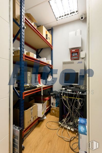 Oficina en venta en Calle Arroyo Bueno, Villaverde, Madrid, 28021 con estantería, mueble, ebanistería, estante, estantería, cableado eléctrico, ordenador, ingeniería, máquina y edificio alrededor