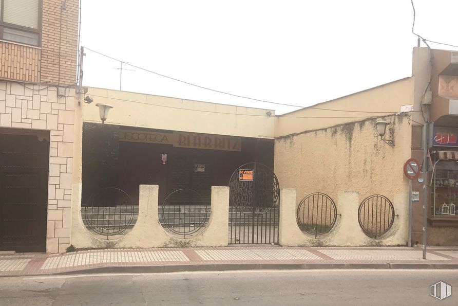 Retail for sale & for rent at Avenida La Mancha, 10, Villacañas, Toledo, 45860 with building, window, sky, facade, road surface, house, gas, brick, art and road around