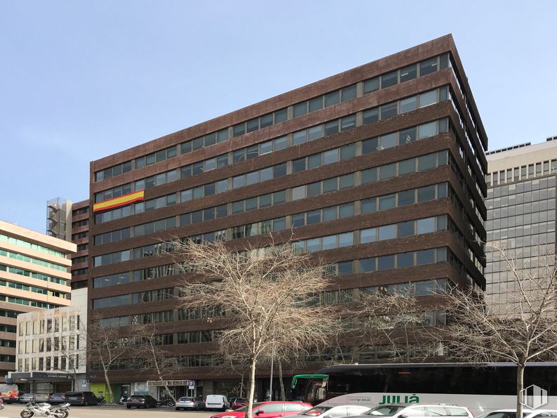 Oficina en alquiler en Edificio Cuzco II, Calle Poeta Joan Maragall, 38, Tetuán, Madrid, 28046 con edificio, cielo, tiempo de día, diseño urbano, árbol, bloque de pisos, condominio, vecindario, ventana y barrio residencial alrededor