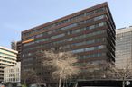 Office for rent at Edificio Cuzco II, Calle Poeta Joan Maragall, 38, Tetuán, Madrid, 28046 with building, sky, daytime, urban design, tree, tower block, condominium, neighbourhood, window and residential area around