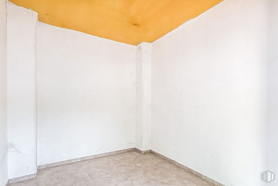 Local en venta en Avenida Cerro Milano, Villa de Vallecas, Madrid, 28031 con madera, sombra, accesorio, edificio, suelos, rectángulo, material compuesto, pintura, tintes y matices y casa alrededor