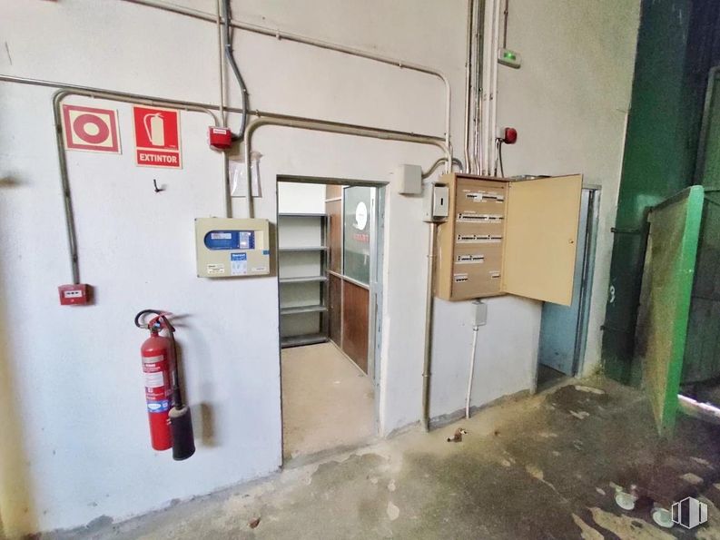 Nave en venta en Polígono industrial, Arganda del Rey, Madrid, 28500 con suelo, suelos, puerta, máquina, suministro eléctrico y armario eléctrico alrededor