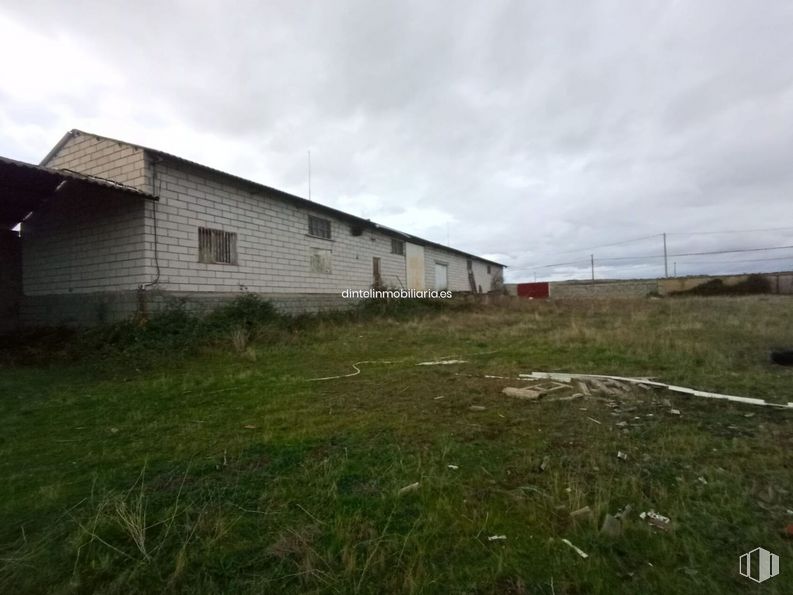 Land for sale at Zona Industrial La Colilla, La Colilla, Ávila, 05192 with house, cloud, sky, plant, building, highland, land lot, window, grass and wood around