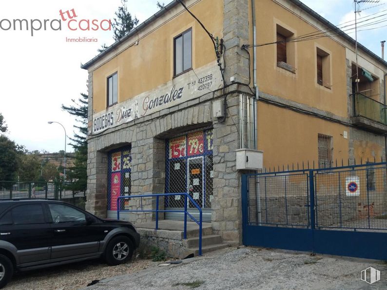 Retail for sale at Avenida Vía Roma, Segovia, 40003 with car, wheel, tire, window, automotive parking light, sky, building, vehicle, automotive tire and tree around