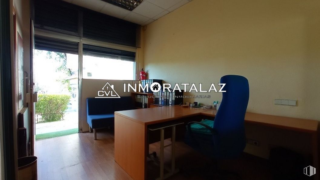 Local en venta en Avenida de Moratalaz, Moratalaz, Madrid, 28030 con silla, mesa, mueble, edificio, diseño de interiores, madera, escritorio, ventana, suelo y piso alrededor